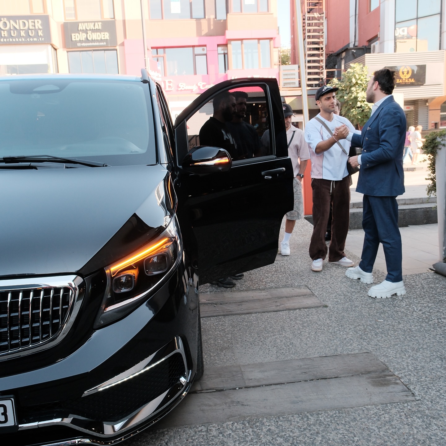 Reynmen yeni Ertex VIP aracının yanında